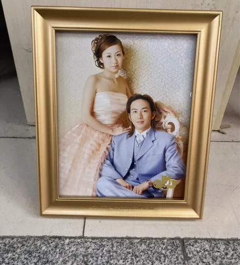 10寸锡合金相框,表面是玻璃的,可以摆放,...