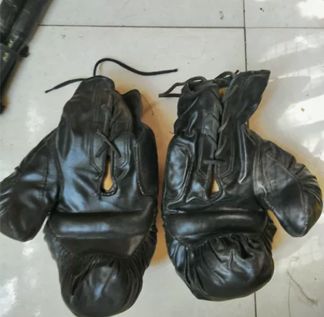 成人拳击手套一副  10元出  顺路可以送...