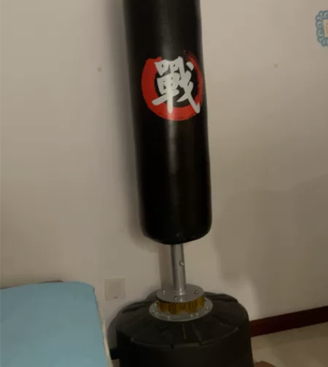 立式拳击沙袋,位置在南二环大台,有点漏水,...