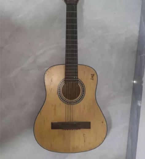 古典吉他貌似是单板,7年前买的了,当时小学...