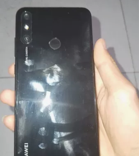 华为畅享20e 成色很新如图就耳机孔那里有...