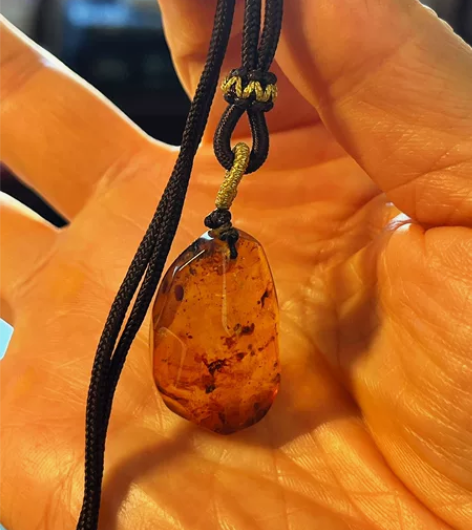琥珀挂饰,1.9*3大小配收缩挂绳。 感兴...