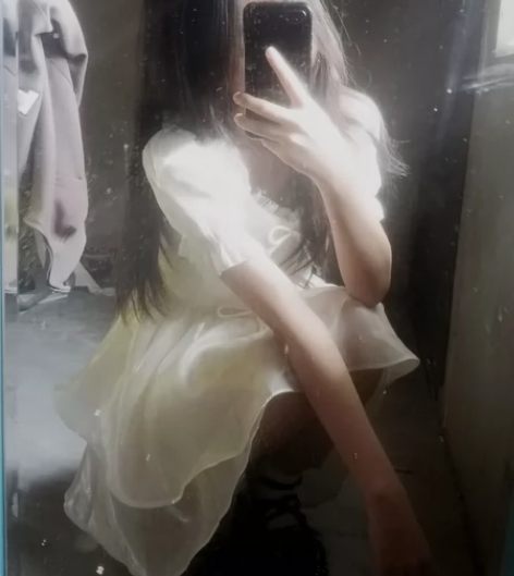 99新只拍照穿过两次没有穿出门过 裙子拍照...