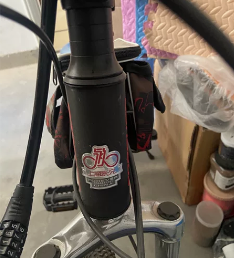 出一辆黑色的自行车,品牌上海永久该自行车为...