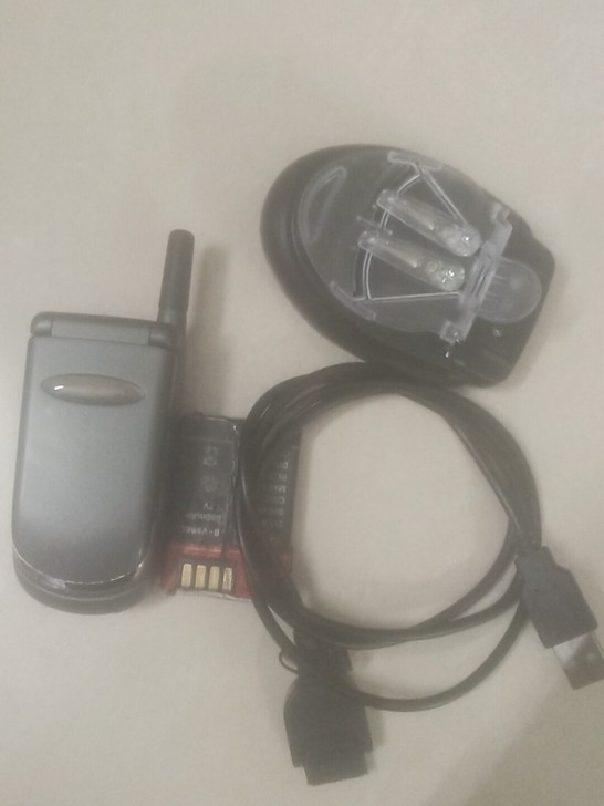 摩托罗拉Ⅴ998手机 正常使用 两电两充