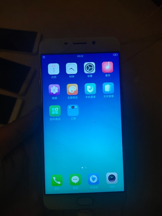 OPPOr9m。内存4+64g，操作显示都...