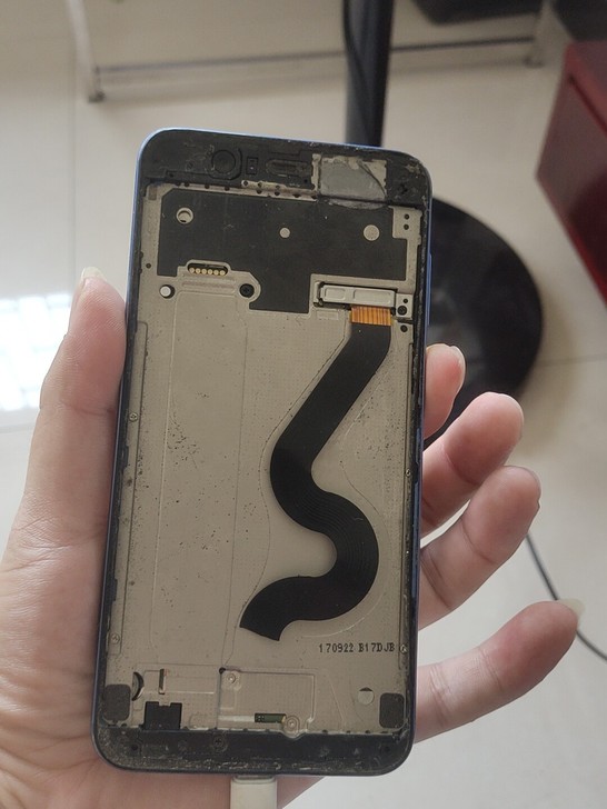 华为Nova2PlUS，充电能亮灯，有震动...