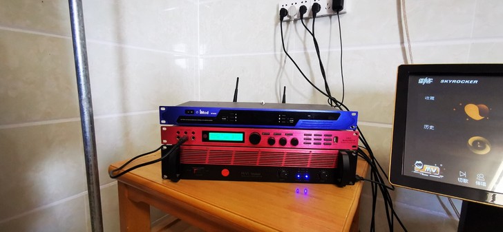 音响，低音炮，功放机，混相机，全是惠威品牌...
