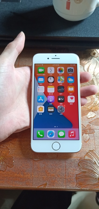 iPhone 8,64g金色,手机成色93...