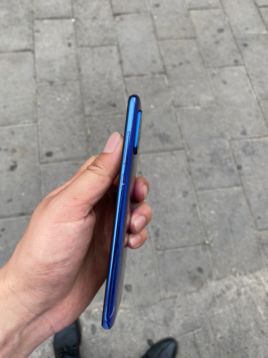小米9.后壳裂了,屏幕有一点裂痕,不影响正...