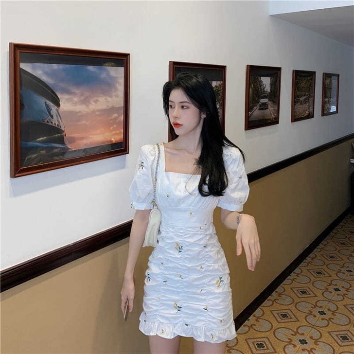 森系连衣裙女夏温柔小众气质收腰法式显瘦碎花...