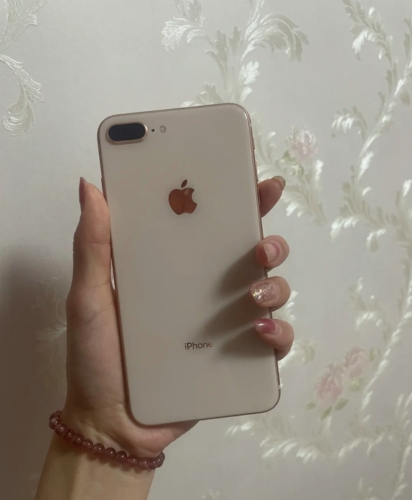 女生自用苹果iPhone 8p全网通 25...