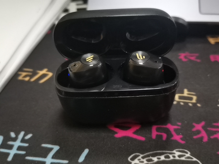 漫步者tws2蓝牙耳机 配件齐全，包邮。
