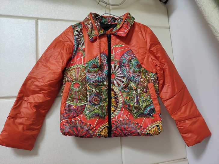 鸭鸭女式带帽短款羽绒服,九成新,就穿了几次...