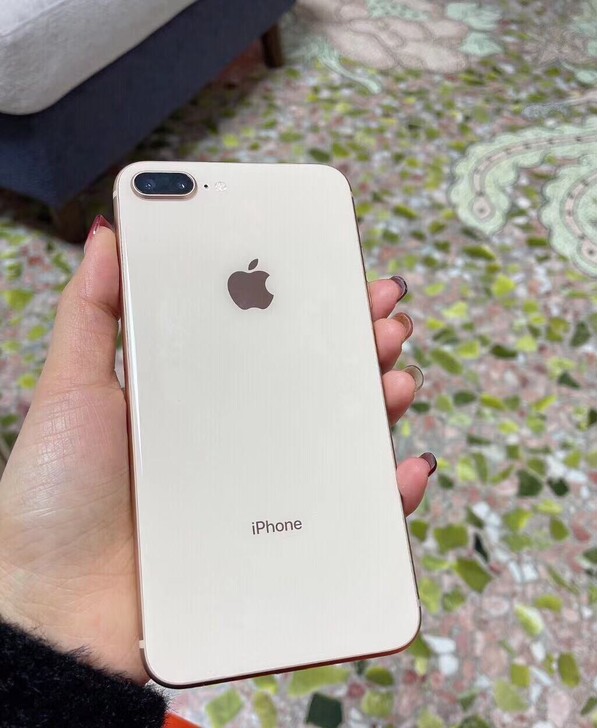 女生自用二手手机iPhone8Plus金色...