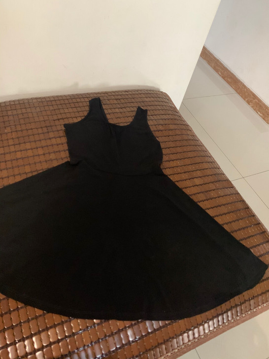 FOREVER21黑色无袖连衣裙