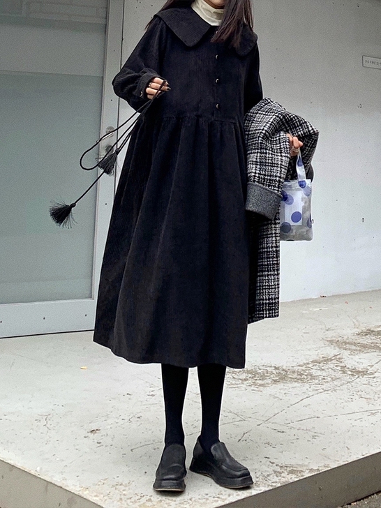 灯芯绒黑色连衣裙女2021新款早春装收腰显...