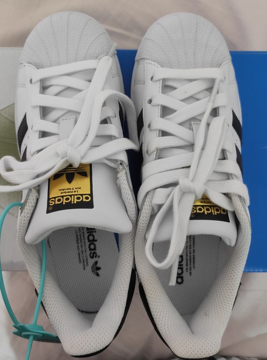 adidas阿迪达斯三叶草，全新无瑕疵，不...