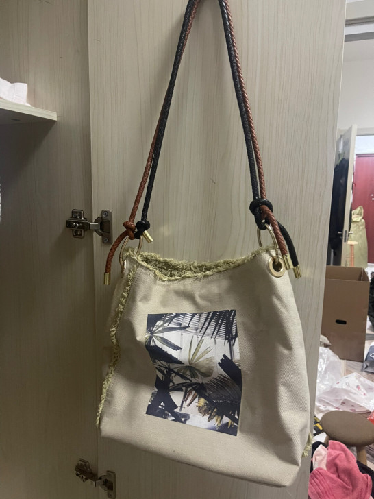 硬底帆布包，内里有防水图层，有拉链袋
