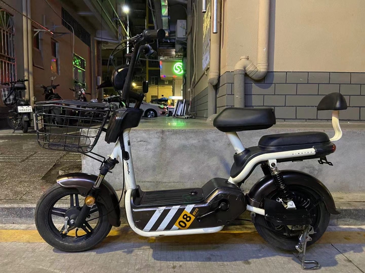 爱玛电动车,成色很好九成新,48V12A铅...