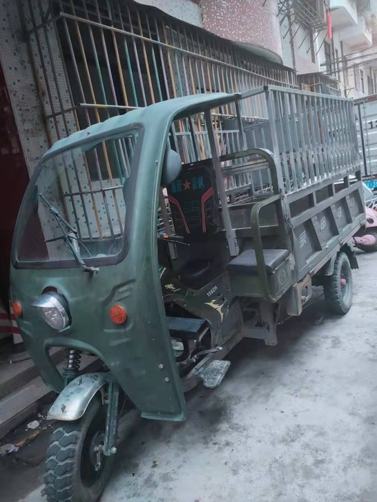 摩托三轮车,后斗长2.2宽1.3,20年买...