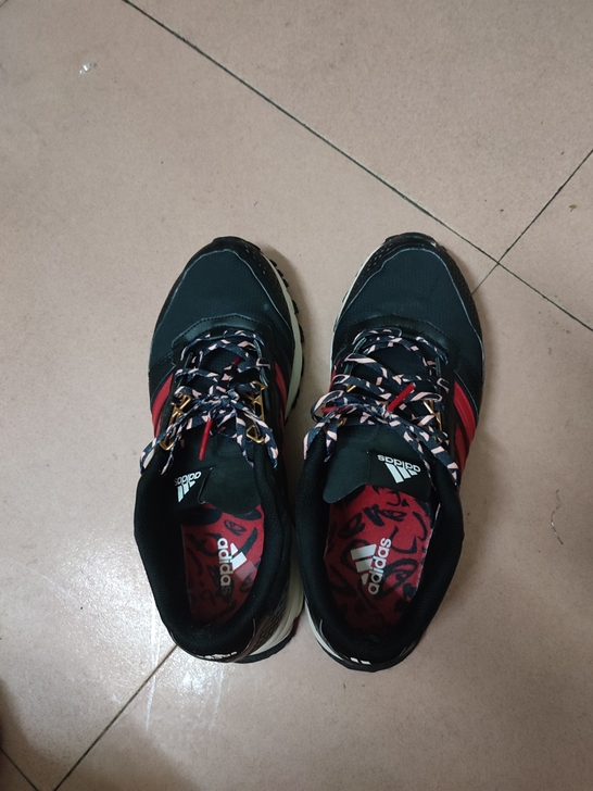 正品阿迪达斯跑步鞋,BB6914。