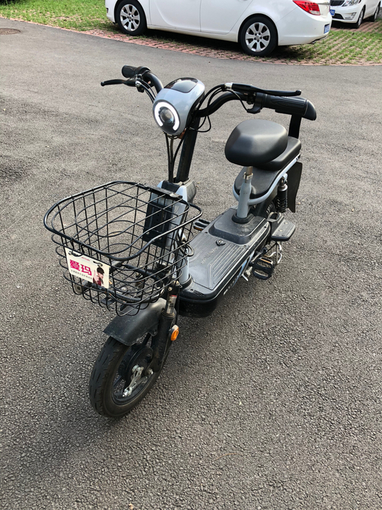 爱玛电动车，锂电池可拆卸，充电非常方便，因...