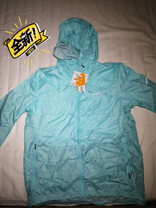 出全新带吊牌正品迪卡侬男装风衣一件，M码1...