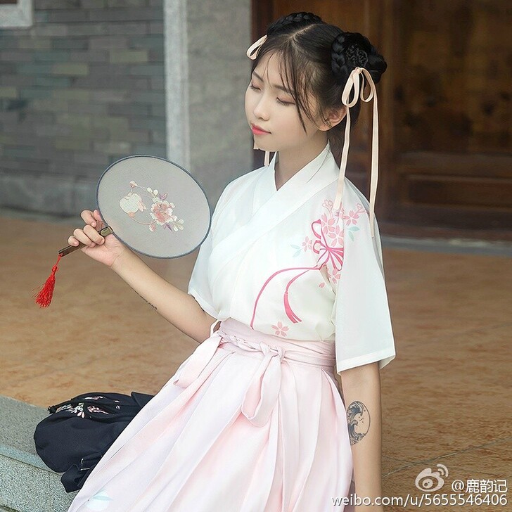 汉尚华莲汉服