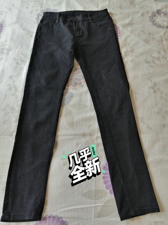 中腰休闲纯黑色牛仔裤，带弹性穿着舒适。腰围...