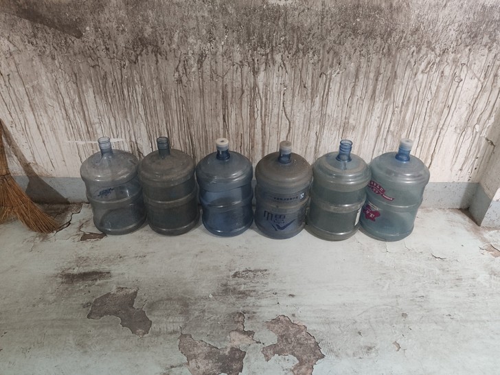 水桶.18.9升桶装水桶,一共6个都拿走可...