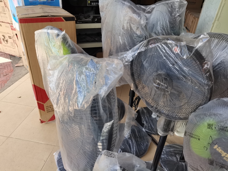 仓库搬迁处理80台全新的大风力落地扇立式风...