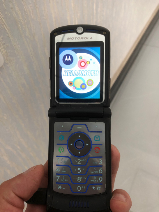 一台摩托罗拉v3ie，正常开机