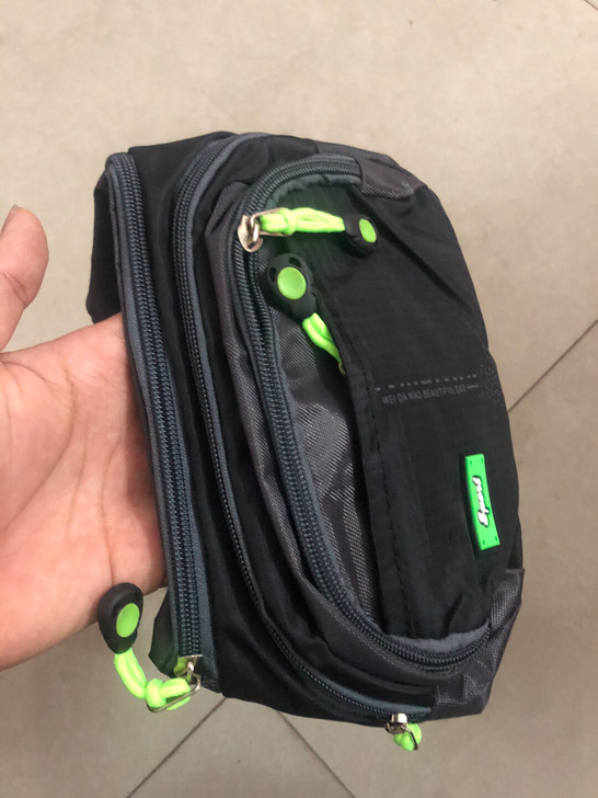 闲置腰间挎包腰包一个！可以装下一套衣服！朋...