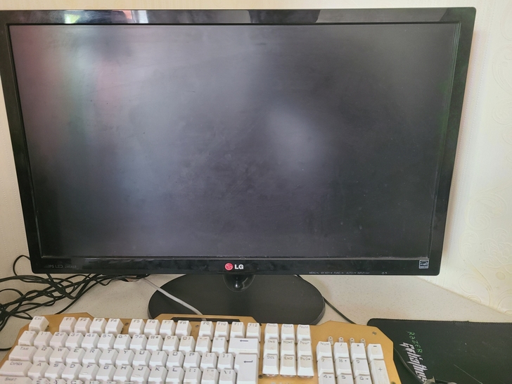 出一台LG显示器  买了144hz故出这台...