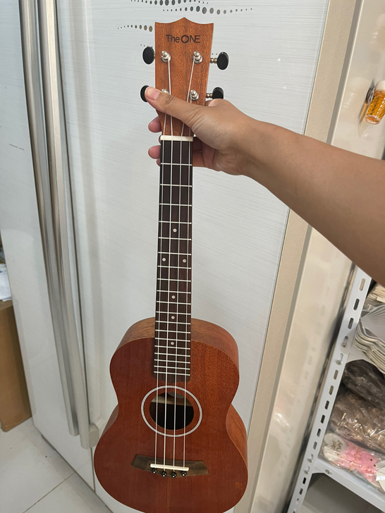 the one  尤克里里   26寸 全新