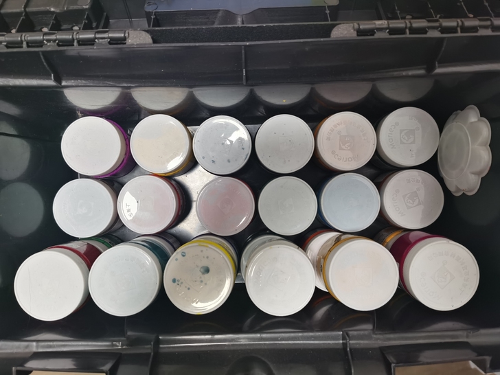马利24色水粉颜料套装,包括工具箱内所有工...