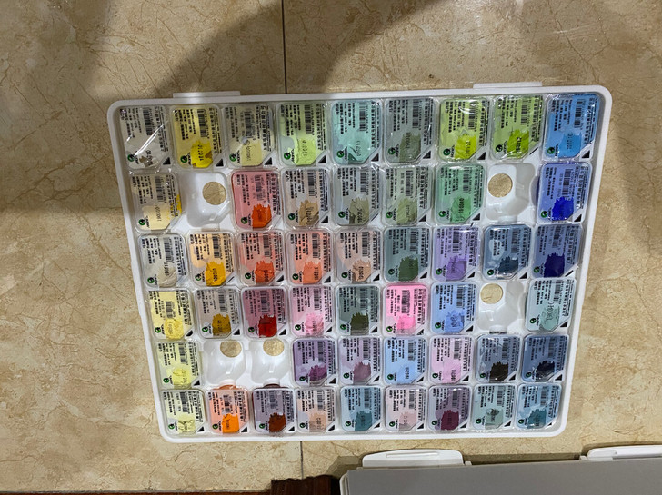 水粉颜料,自己用过五个颜色,其它都是没有打...