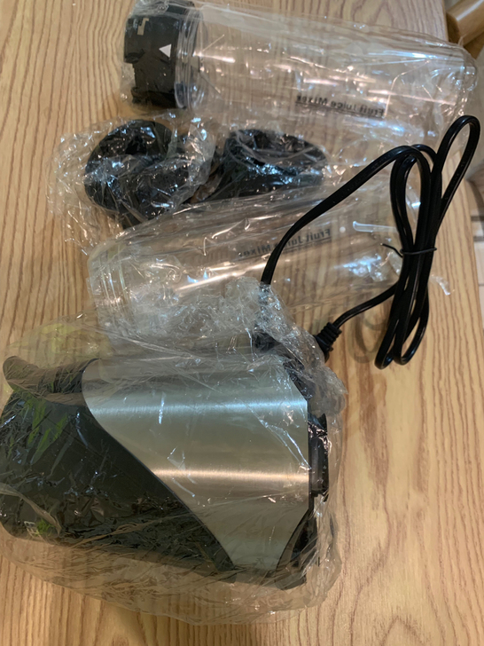 全新榨汁机,每天早餐榨一杯非常方便,因为工...