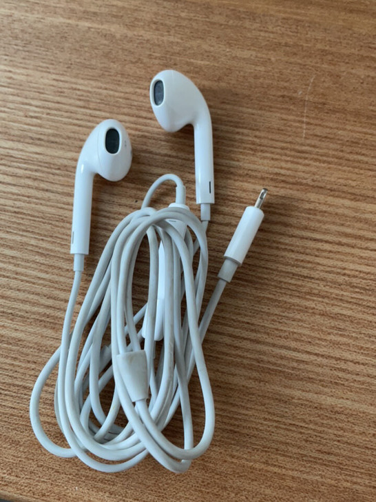 苹果 耳机九成新,有airpods就不用了
