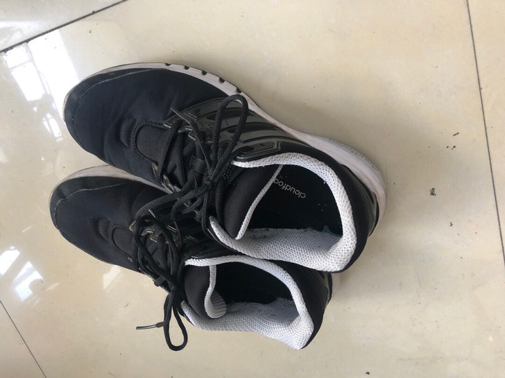 ADIDAS透气跑步休闲运动鞋44码一双!...