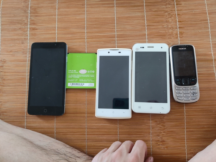 左边酷派大神F1，oppo r830右边是...