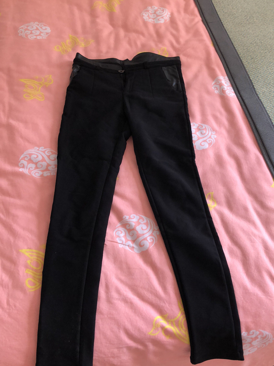 黑色小脚裤,我158,95斤穿的,适合瘦的...