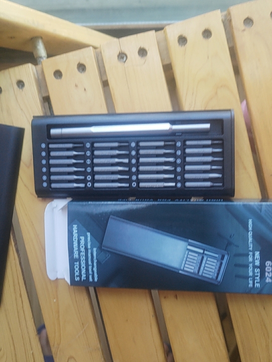 出一套全新多功能螺丝刀套装。 没用过的，铬...