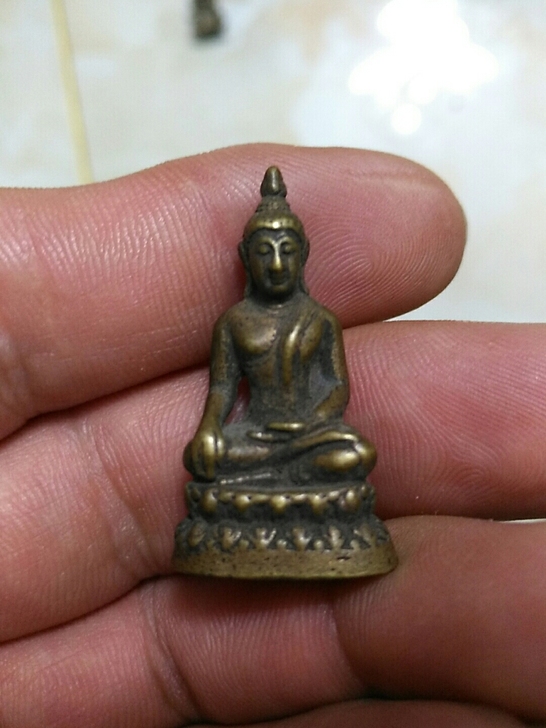 乡下收的小铜佛一尊，品相如图不退不换。