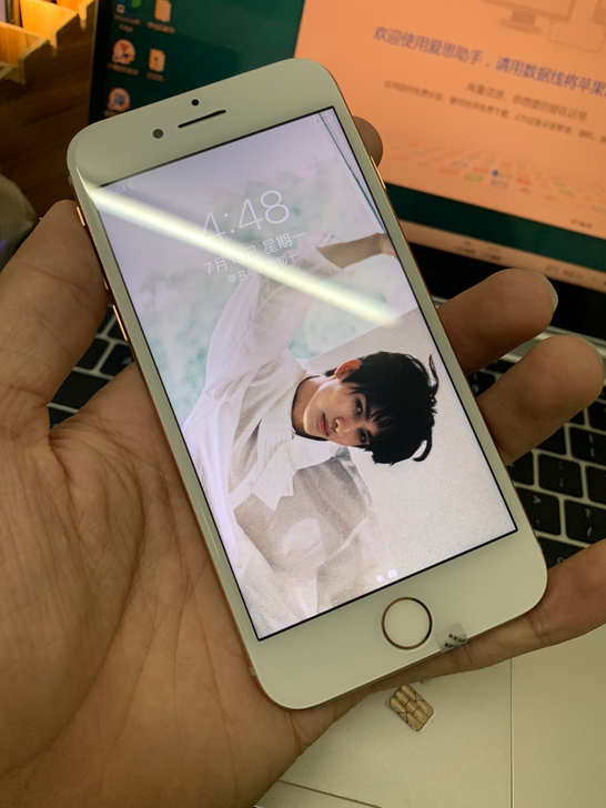 苹果 iPhone8代，金色 。  64g