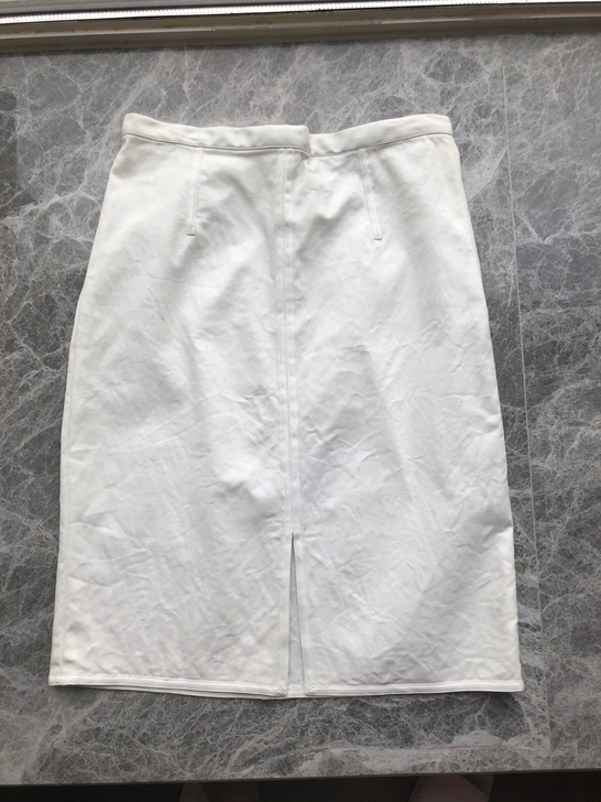 白色club monaco铅笔裙,腰部有细...
