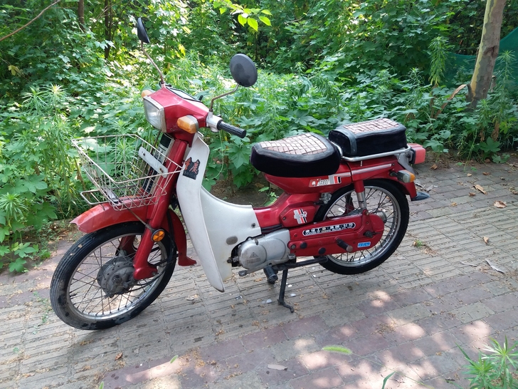 90年代重庆80摩托车以前开的很爱惜,有多...