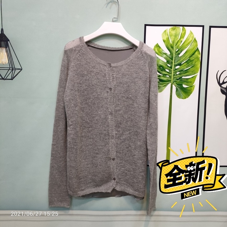 全新拼接针织衫,后背是绸面的,胸围96衣长...