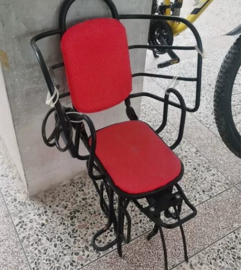 自行车儿童坐椅。用了两三次，蓝色坐垫完好，...